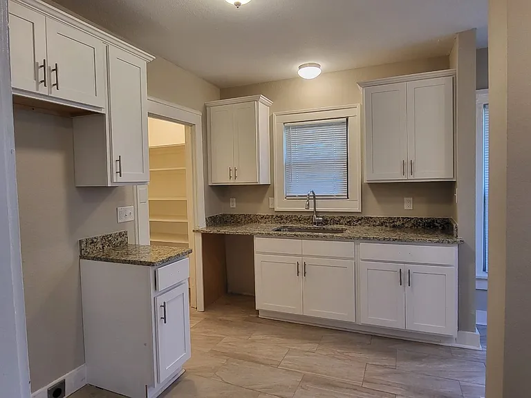 1604 W Royall Blvd — Photo 4
