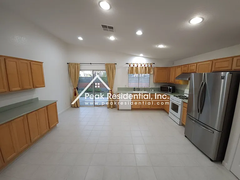 2727 Hinton Cir — Photo 10