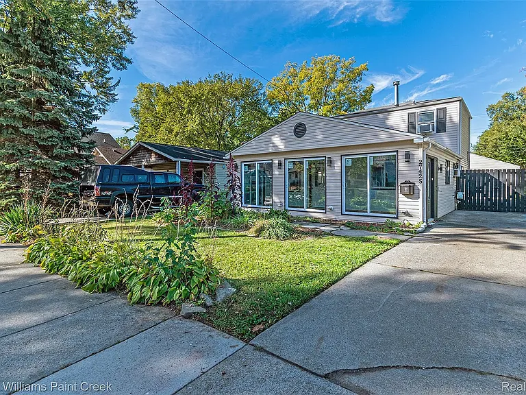 27425 Townley St — Photo 2