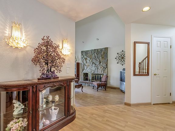 4th image of 649 Blue Spruce Dr