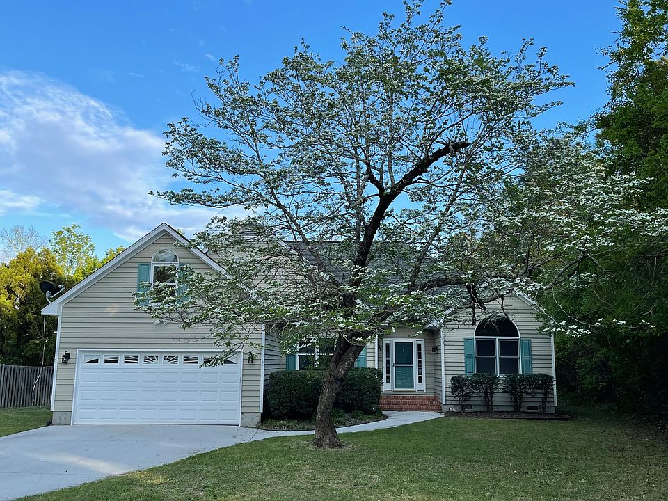 Located at the end of a private cul de sac, this home is peaceful and quiet, yet minutes from beaches, groceries and restaurants.