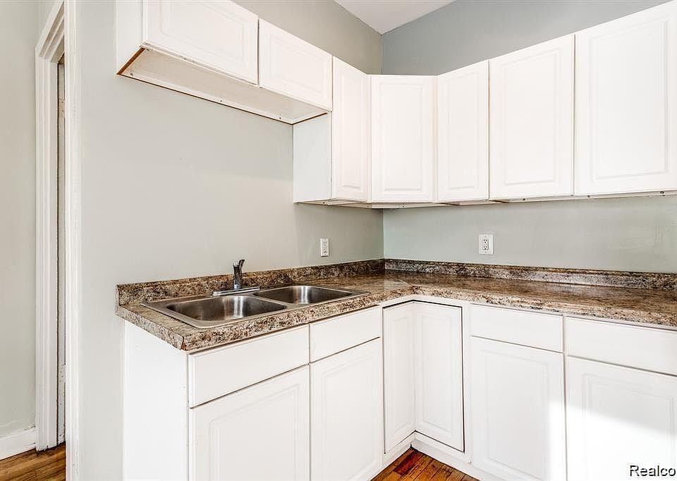 2430 Military St, photo 13