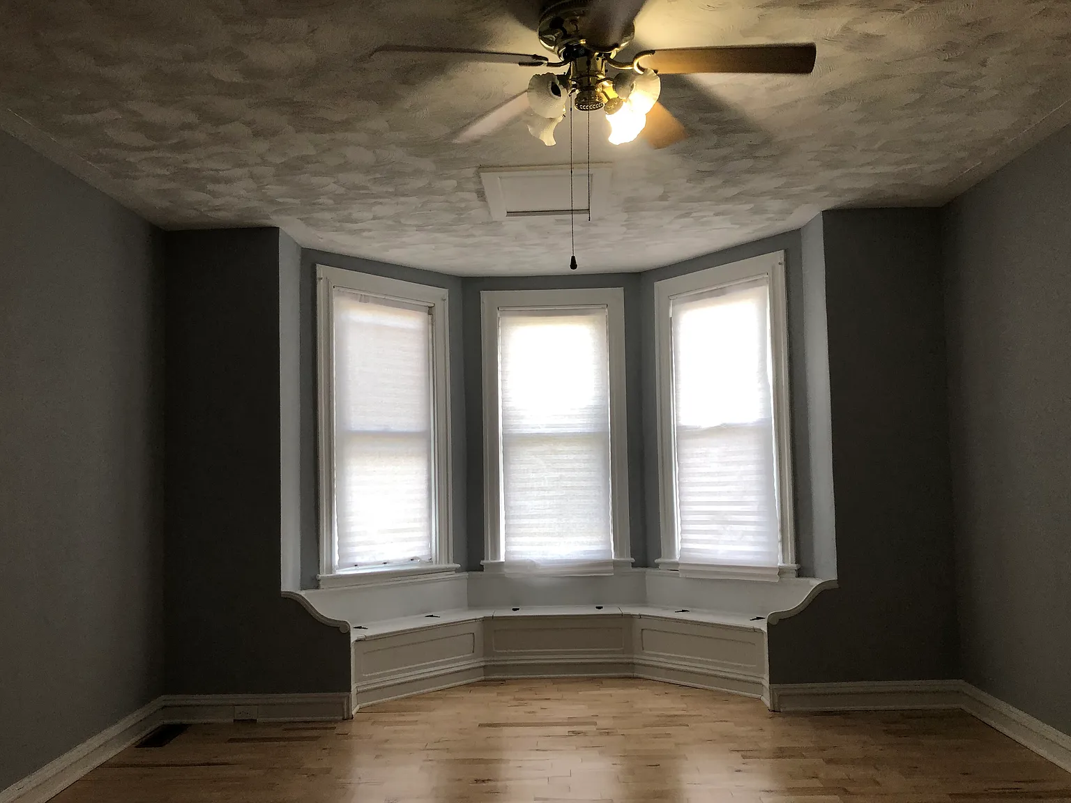 3 bed, 1.5 bath, 2390 sqft, $2,400 — Photo 4