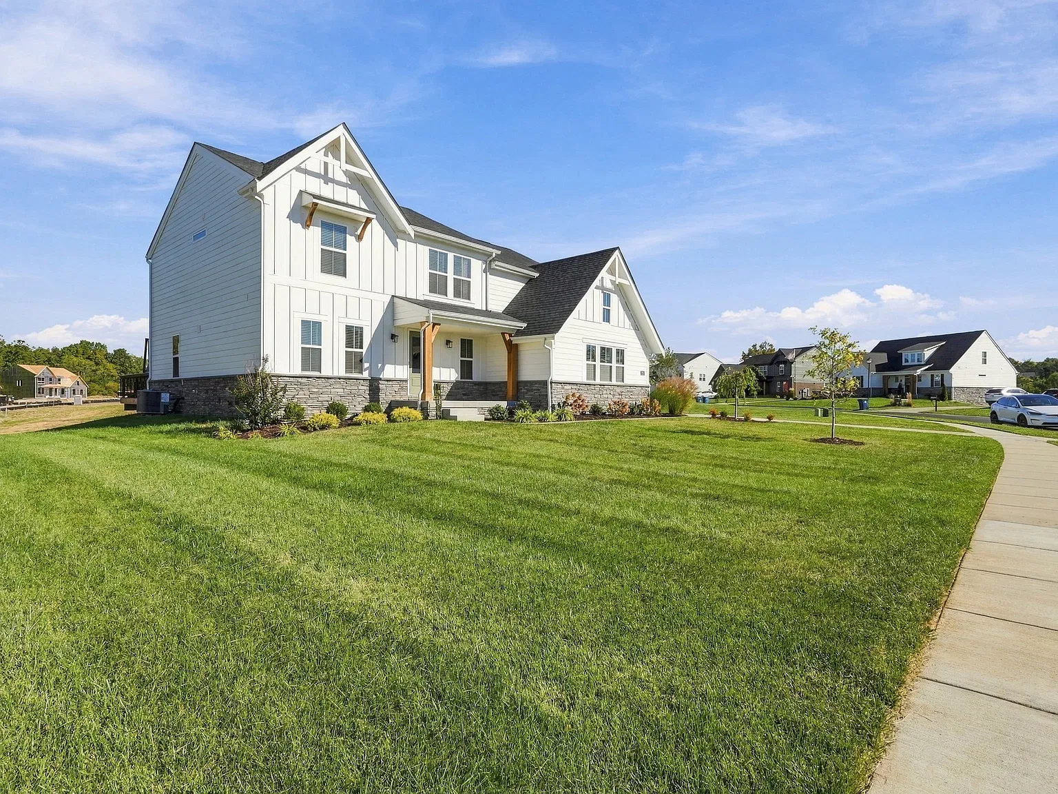 4 bed, 2.5 bath, 2600 sqft, $3,500 — Photo 3