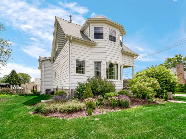 1048 Somonauk St, Sycamore, IL 60178