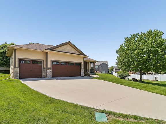 2nd image of 520 Crescent Ln