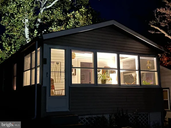 16 Pennsylvania Ave, Earleville, MD 21919