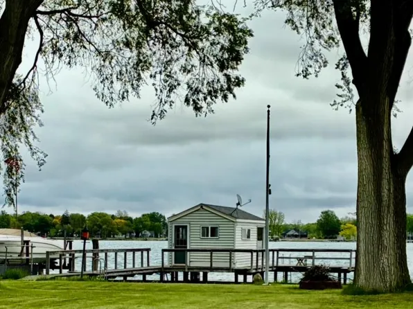 7529 River Rd, Marine City, MI 48039