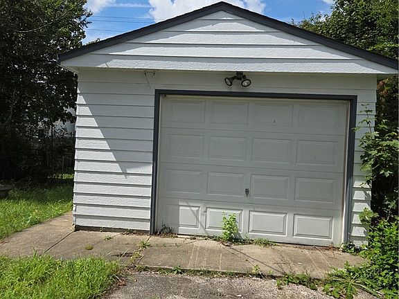 3rd image of 3618 E 105th St