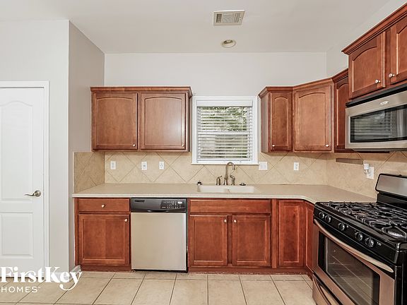 5th image of 995 Valley Cir