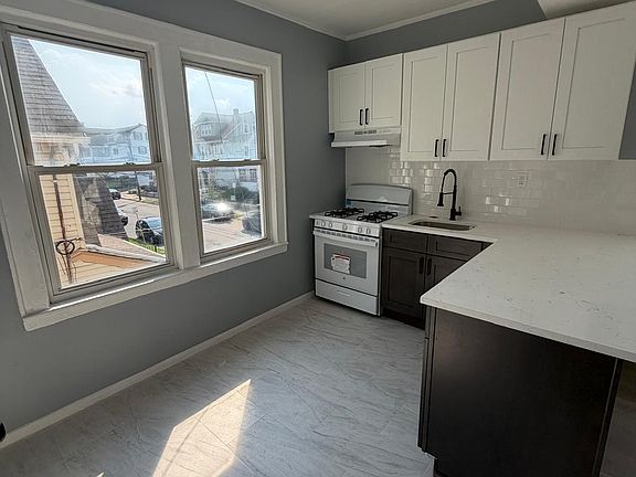4th image of 16 Crescent Ave Floor 1