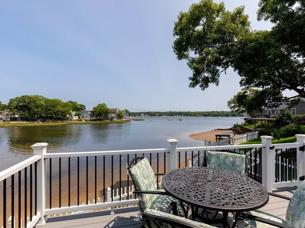 62 Pinehurst Dr, Wareham, MA 02571