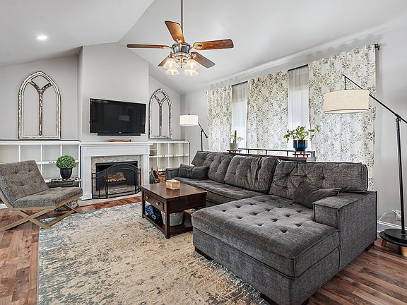 3rd image of 813 Williamsburg West Dr