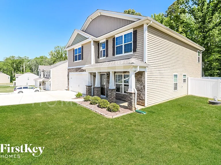 310 Sawyer Ln — Photo 2