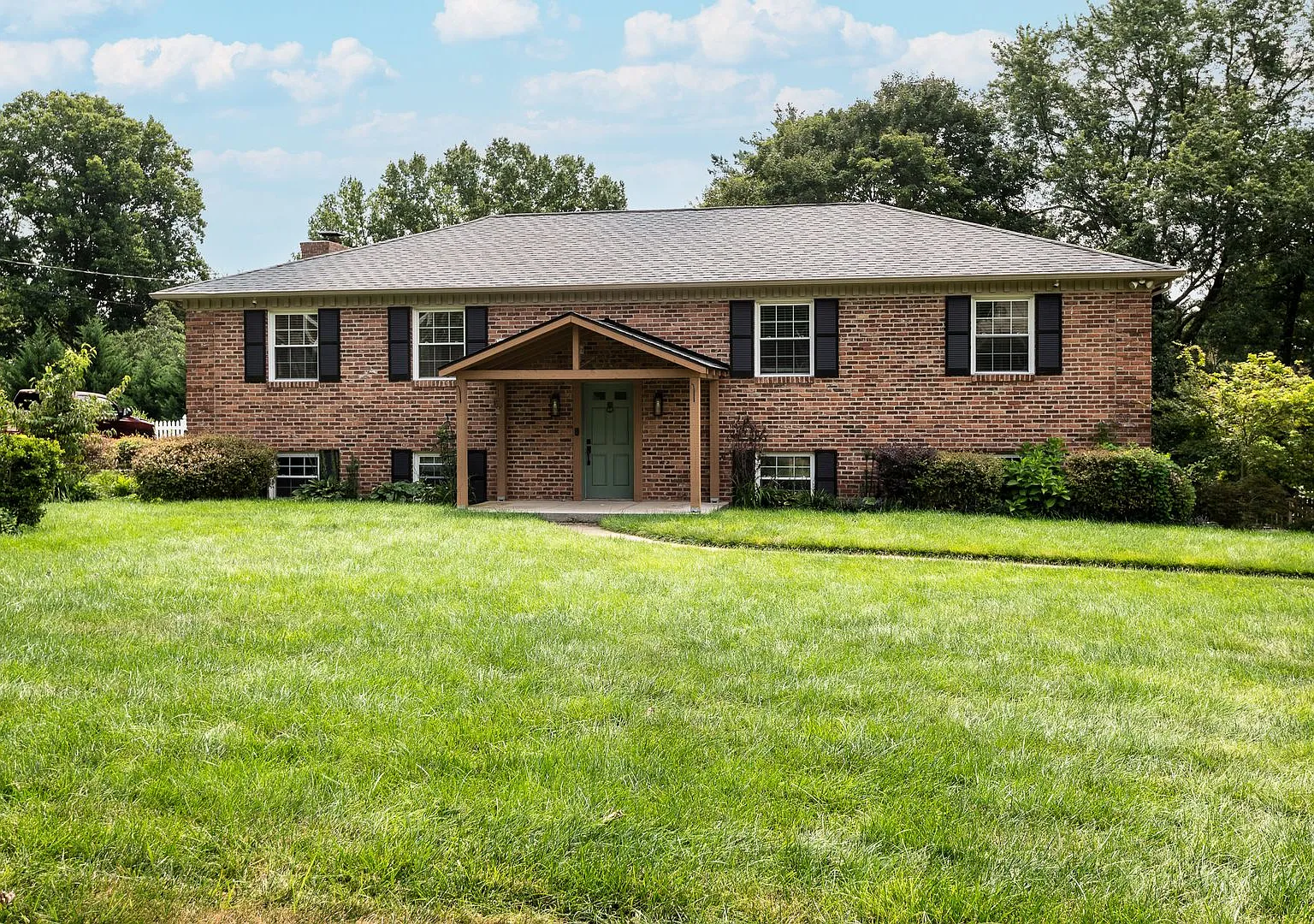 4 bed, 3.0 bath, 2495 sqft, $3,200 — Photo 1