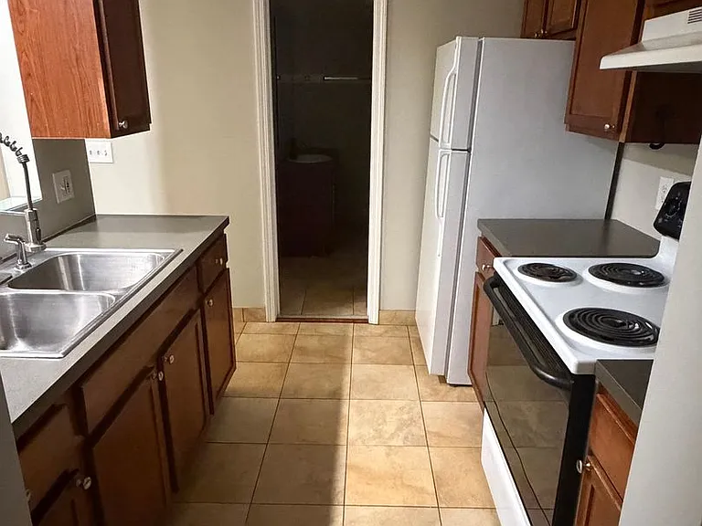 909-911 Connecticut — Photo 5