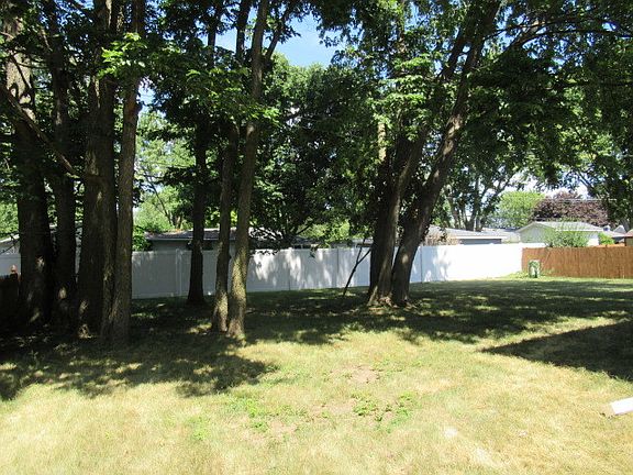 5th image of 872 Medford Dr
