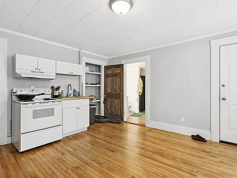 82 Winter St #1 — Photo 4