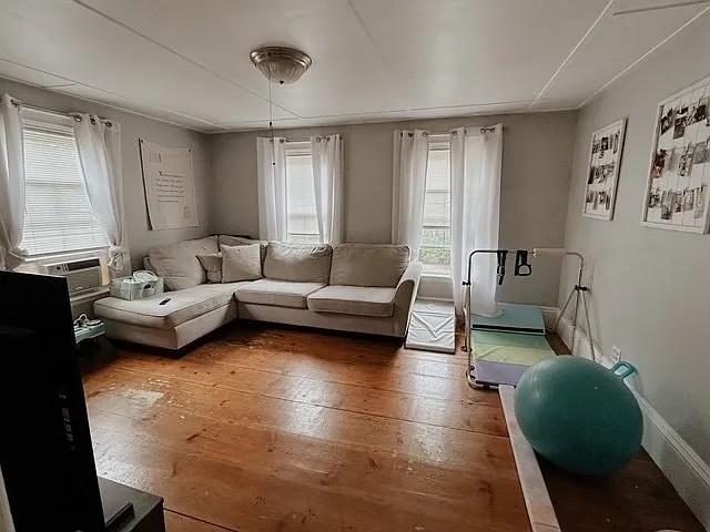 2 bed, 1.0 bath, 1200 sqft, $2,300 — Photo 1