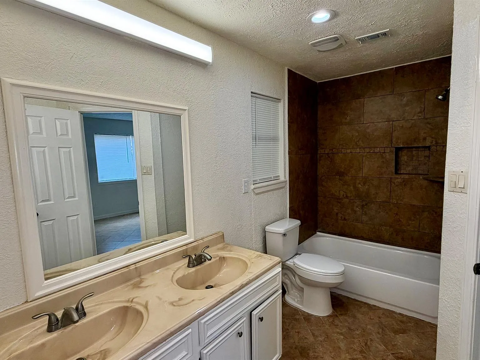 4 bed, 2.0 bath, 1560 sqft, $2,000 — Photo 4