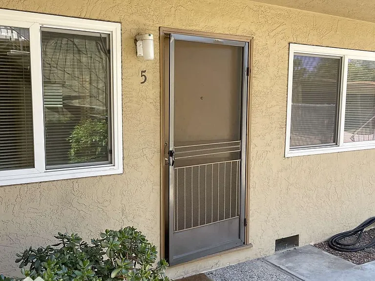 870 Burbank Dr #5 — Photo 2