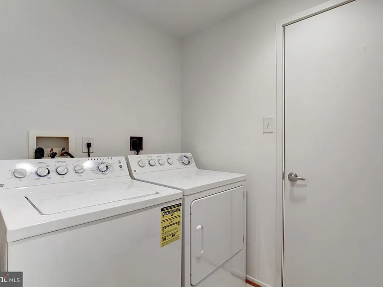 2058 N Oakland St — Photo 25