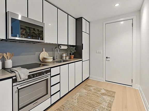 5th image of 10-25 Jackson Ave #4B
