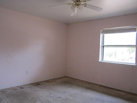 3rd image of 615 Ravenwood Dr