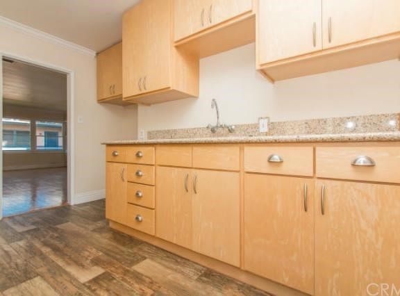 4th image of 1055 E Broadway APT 6