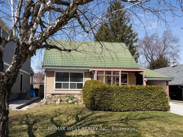 32 Broadleaf Rd, Toronto, ON M3B 1C2
