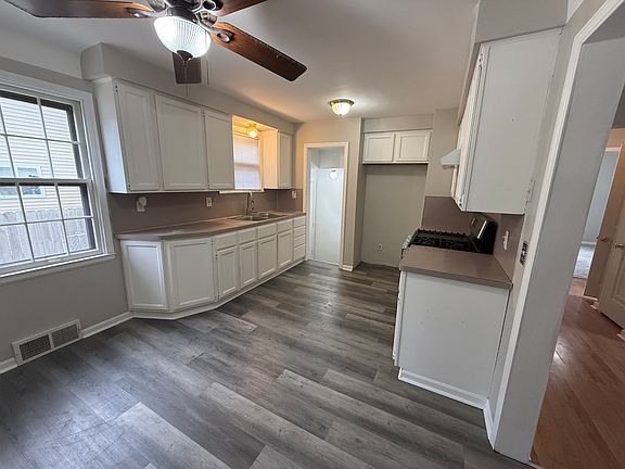 3rd image of 23715 Cayuga Ave