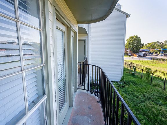 4th image of 4915 Gaston Ave #304