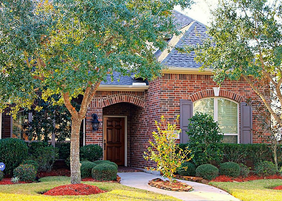 Excellent "curb" appeal! Fits right into this lovely secluded, upscale community!