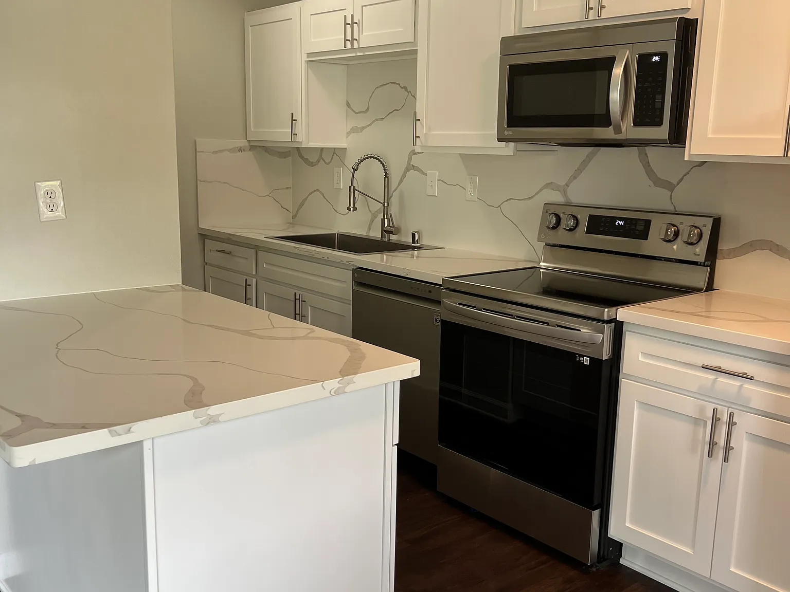 1 bed, 860 sqft, $1,595 — Photo 1