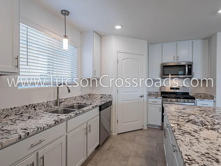 10611 Halsey Dr — Photo 3