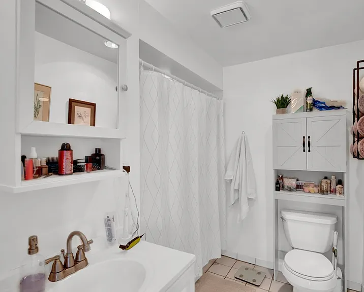 2642 N Marshfield Ave — Photo 40