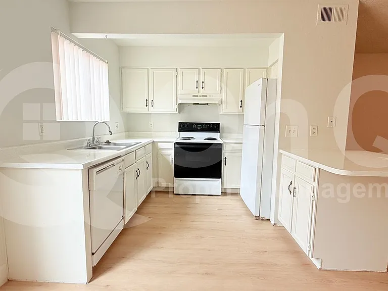 912 N Revere #202 — Photo 4