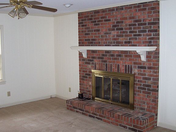 Gas log fireplace