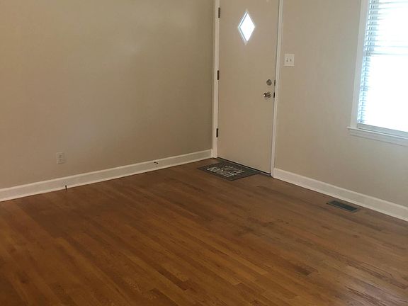 3rd image of 184 Oak Circle Dr