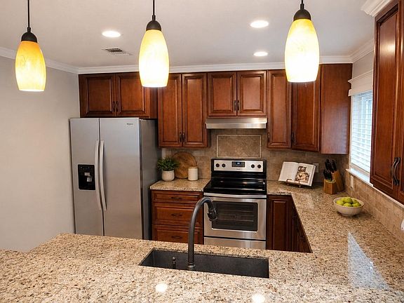 3rd image of 11 Hickory Oak Dr