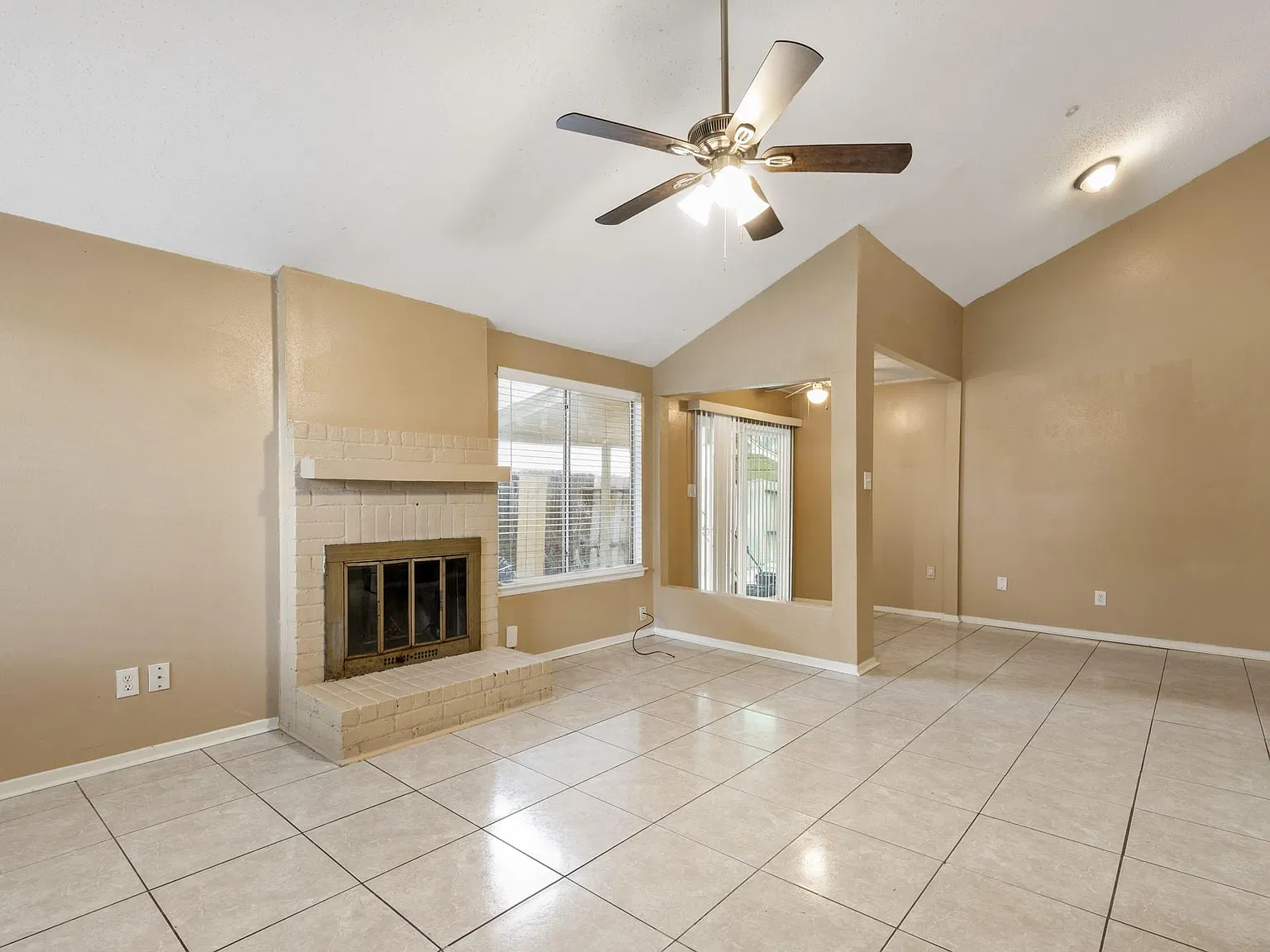 3 bed, 2.0 bath, 1081 sqft, $1,695 — Photo 2