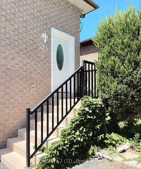 551 Hayward Cres #MAIN — Photo 8