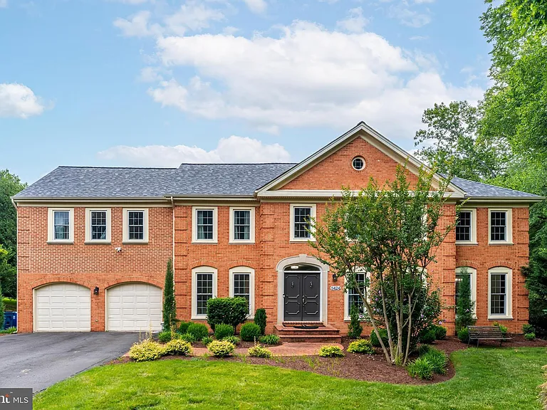 8424 Holly Leaf Dr — Photo 1