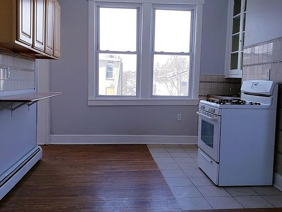 2nd image of 403 Whiton St #2B