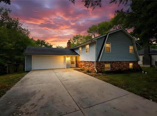 216 Bittersweet Ln, Lansing, KS 66043
