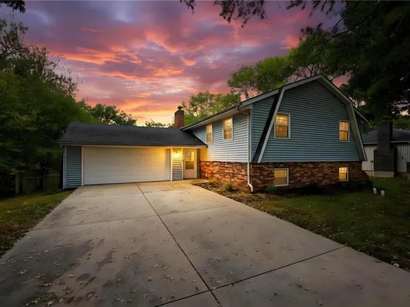 216 Bittersweet Ln, Lansing, KS 66043