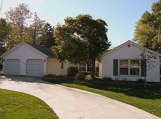 21600 Plymouth Ct, Grosse Ile, MI 48138