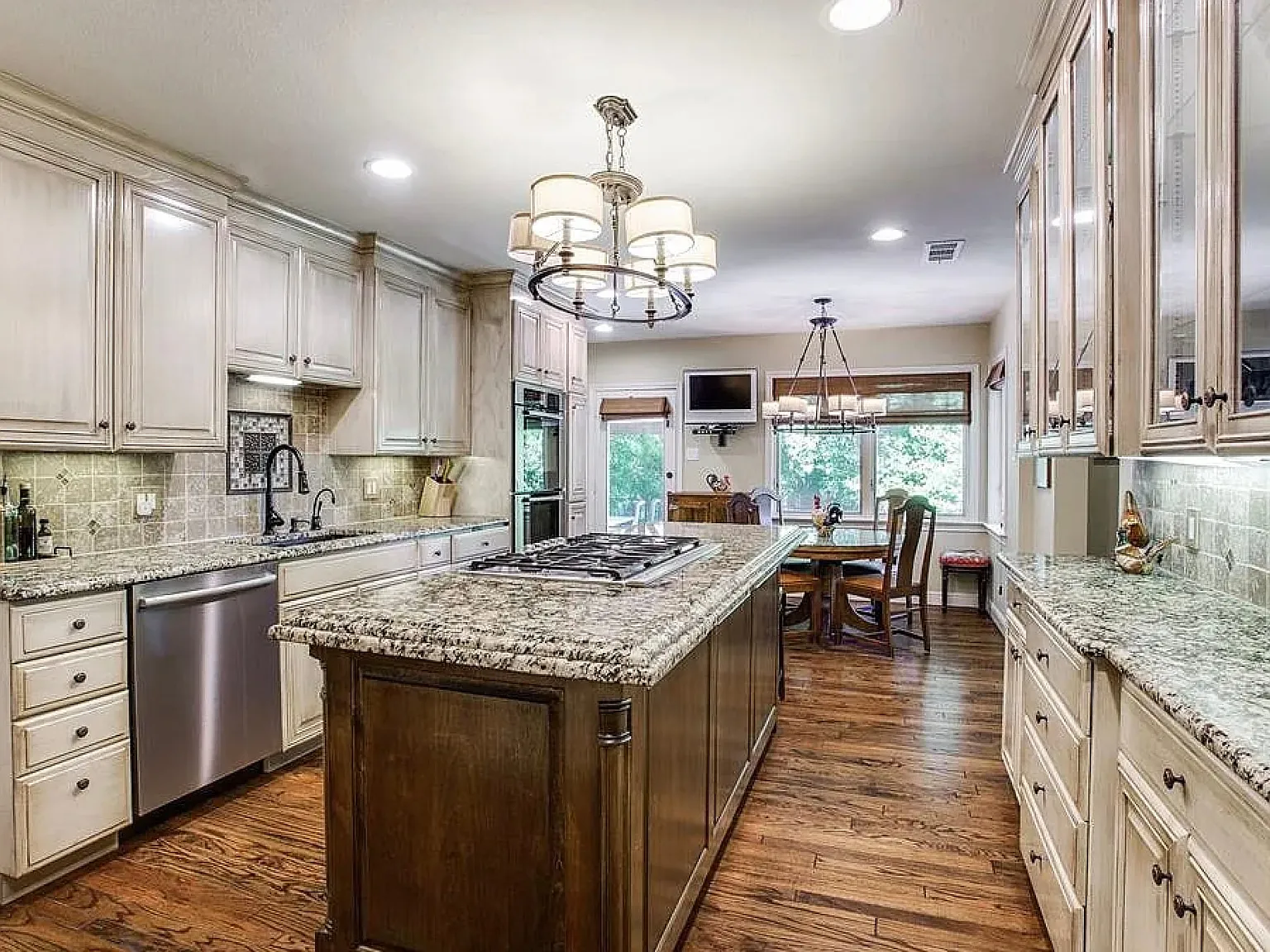 3 bed, 3.5 bath, 4444 sqft, $13,000 — Photo 2