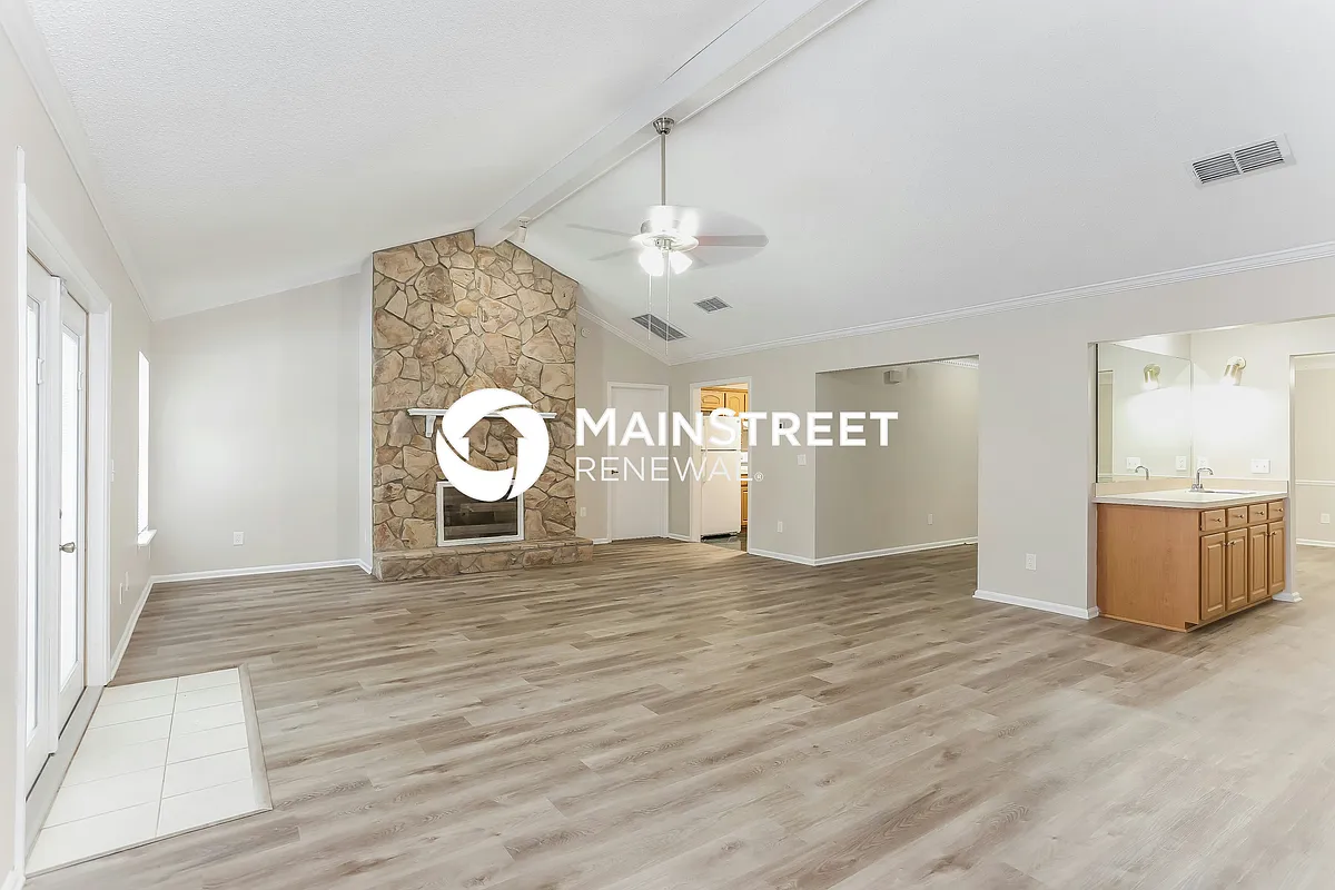 Living Room - 533 Majestic Wood Dr
