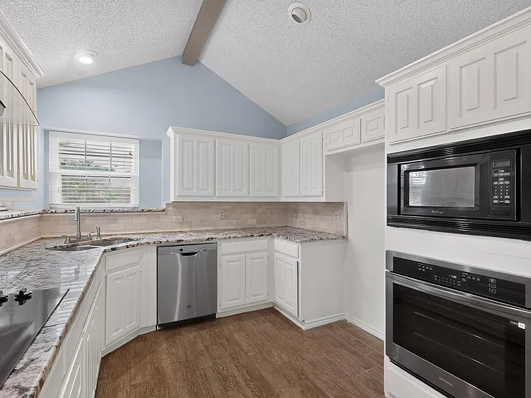 1207 Mistywood Ln — Photo 9